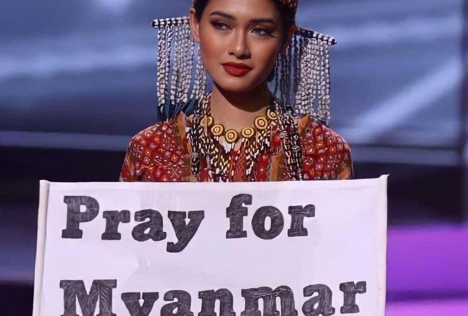 Miss Myanmar won the Miss Universe national costume contest with a powerful political statement ( မယ်စကြာဝဠာပြိုင်ပွဲတွင် ချင်းဝတ်စုံဖြင့် အကောင်းဆုံးအမျိုးသား၀တ်စုံဆုရရှိ )